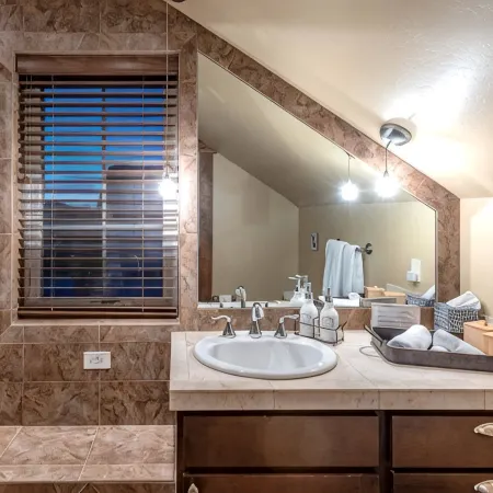 Mountain Studio - luxury finishes in upscale neighborhood, e-bikes included!