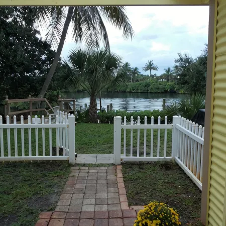 Unique and Charming--Waterfront Studio Cottage - Queen bed & Dock