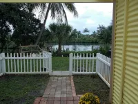 Unique and Charming--Waterfront Studio Cottage - Queen bed & Dock - 3-Star
