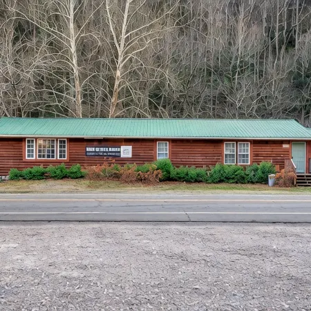 Spacious Hideaway w/ hot tub and creek- 1 mile from beautiful Watauga Lake