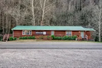 Spacious Hideaway w/ hot tub and creek- 1 mile from beautiful Watauga Lake - Wifi