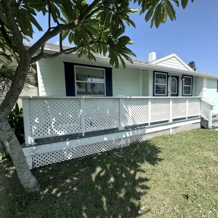 1 Minute Walk to Ocean-Charming Downtown Beachside Home with Mother-In-Law Suite