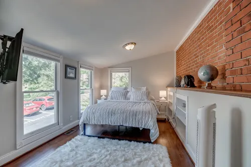 4 Bedroom, 3  Bath  Big Downtown Frederick home, w/ Private Patio &  fire table - Homestays