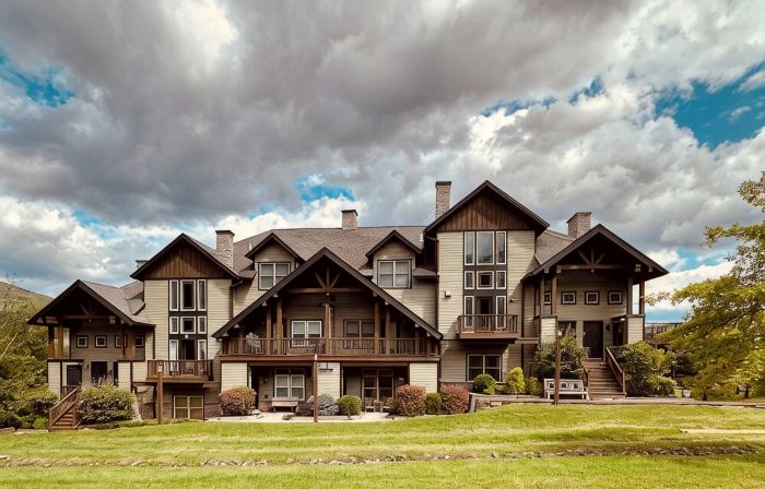 LOCATION! LOCATION!LOCATION! Luxurious Ski In/Out Jet-Set Condo NEWLY RENOVATED