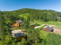 Beautiful home on 5 acres with horse barn in the scenic Black Hills! - Homestays