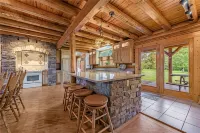 Luxury Cabin w/Heated Pool, 22Min to 7 Springs, HotTub, Sauna, Game Room & Views - 5つ星