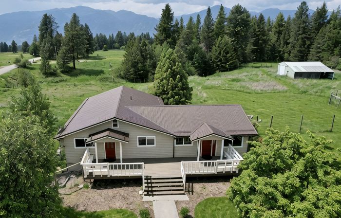 Peaceful Secluded Farmhouse - 10 minutes from Bonner's Ferry
