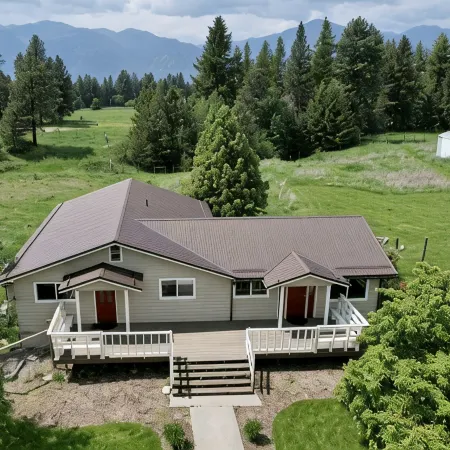 Peaceful Secluded Farmhouse - 10 minutes from Bonner's Ferry