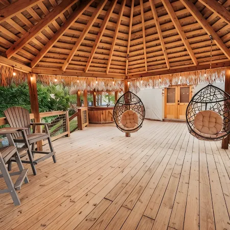 Love Bird Yurt/Cold A/C!! Hot Tub/Medina River/Couples Yurt/Close to Town!