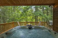 2 Mins to Skiing at Hatley Pointe! Hot Tub+FirePit, Fireplace, Pet Friendly! - Pools