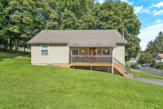 Open Concept /Spacious/ Private /Modern /Hardwoods