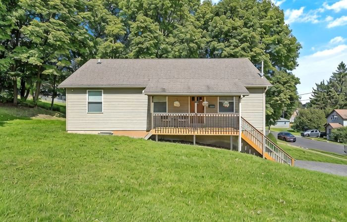 Open Concept /Spacious/ Private /Modern /Hardwoods