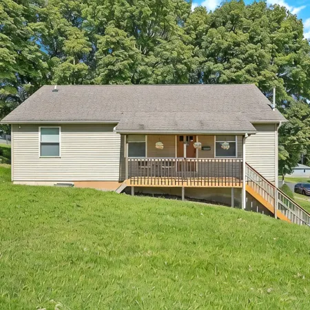 Open Concept /Spacious/ Private /Modern /Hardwoods