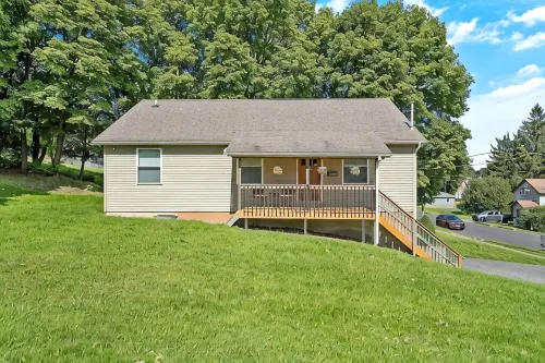 Open Concept /Spacious/ Private /Modern /Hardwoods - Wifi