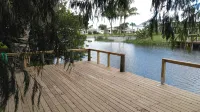 Renovated,clean,comfortable,trailer on canal with Lake Okeechobee access. - 2つ星