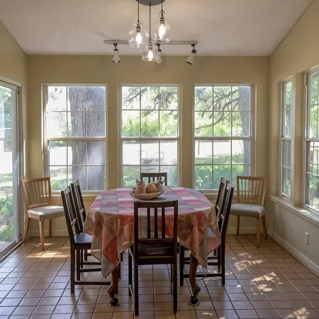 PeachTree Cottage near Lost Maples