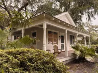 Charming bungalow with wraparound porch in Thunderbolt - Homestays