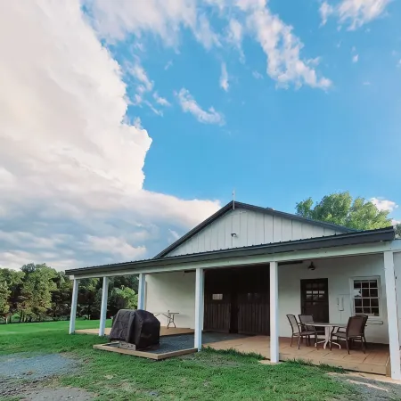 Cowboy hide-a-way cottage with hot tub on historic farm close to everything