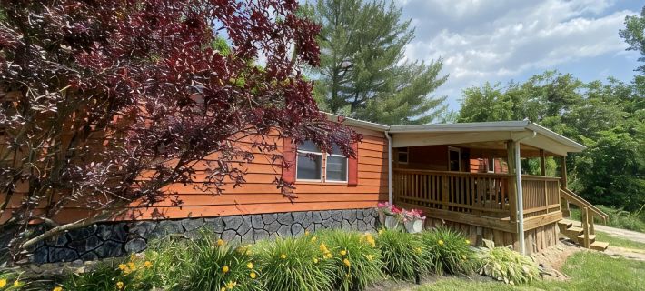 2 Bedroom in Logan Ohio, Hocking Hills, Luxury Hot Tub, King Size Bed, Fire-Pit Hotels in Perry County