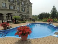 Hotel Vallea Bromont, Tapestry Collection by Hilton - Pools
