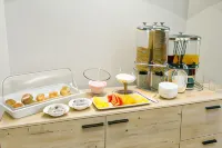 30 on Whites Guesthouse - breakfast