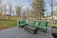 4BR Home w/ Yard & BBQ, 5 min walk to downtown Lee - 3-Star
