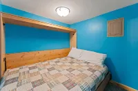 Tom & Jerri's Rustic Cabin located on the lake - Wi-Fi