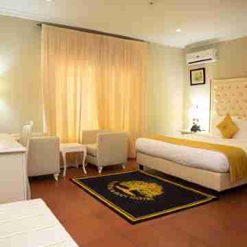 Oak Haven Hotel & Suites Rooms