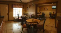 Twelve Oaks Inn - Motels