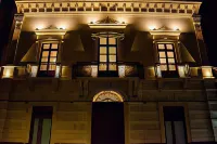 Palazzo Fiammingo Rooms Отели в г. Адрано