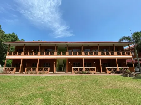 Purnama Beach Resort Отели рядом с достопримечательностью «Pasir Богак Бич»