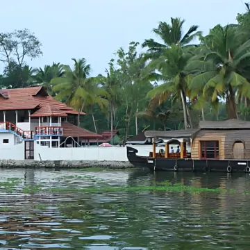 Chaandhni Lake View Hotels near Alleppey Beach