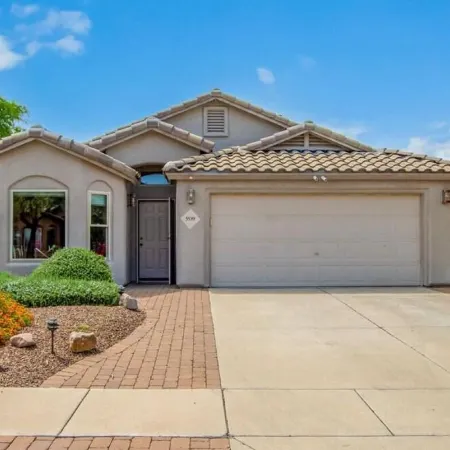 Dove Mtn Home in Nice Neighborhood with Pool. Close to Golf, Trails and Dining