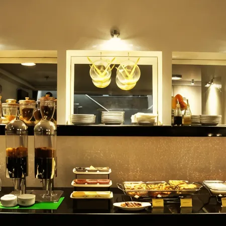 The Residency Hotel Отели рядом с достопримечательностью «Храм Дата-Дарбар»