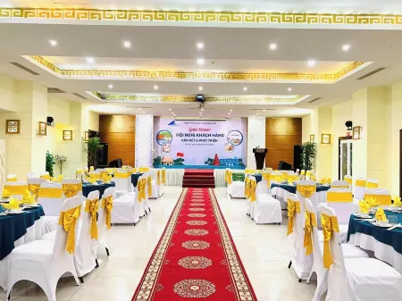 Park View Hotel Отели рядом с достопримечательностью «Tomb of Dục Đức»