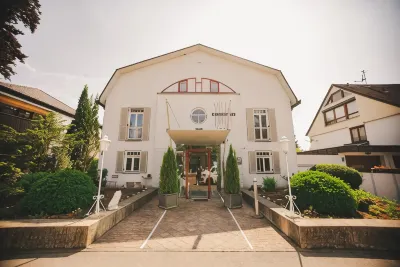 Villa Waldperlach by Blattl Hotels near Jehovas Zeugen Putzbrunn | München-Perlacher Forst | München-Harlaching