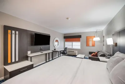Clarion Pointe Marshall Hotels near Citi Trends
