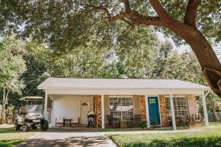 Southern Exposure - w/Golf Cart!! Close to Beach & Downtown Ocean Springs! Отели рядом с достопримечательностью «Шелл»