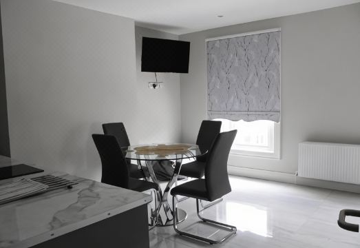 Moxie Luxury Apartments의 거실 내부 사진