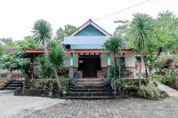 Rock Garden Homestay & Resto by Zuzu Hotel dekat Masjid LDII BOTO