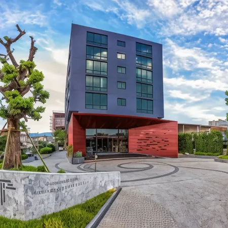 Tonaoi Grand Hotel Отели рядом с достопримечательностью «Храм Ват Клон Хе»