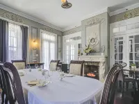 ذا جورج مانور Hotels near شاطئ إيست بيتش (East Beach)