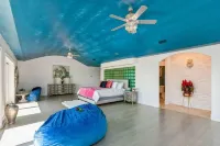 Bay-Front Dream Mansion and Large Guest House -20 minutes to beaches, 4 acres!