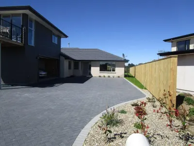 Brand New Paradise In Wharewaka, Sky channels with Sky Sports, WifI,Fully Fenced Hotels in Wharewaka
