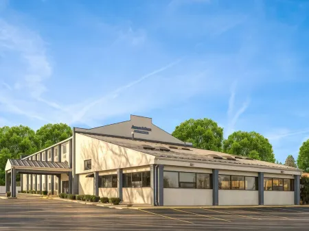 AmericInn by Wyndham Woodstock IL Отели в г. Мак-Генри