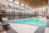 Sandman Hotel & Suites Kelowna - Kolam Renang