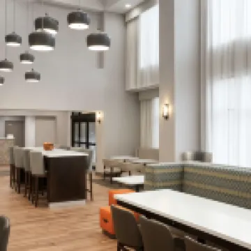 แฮมป์ตัน อินน์แอนด์สวีทส์ ไพน์บลัฟ