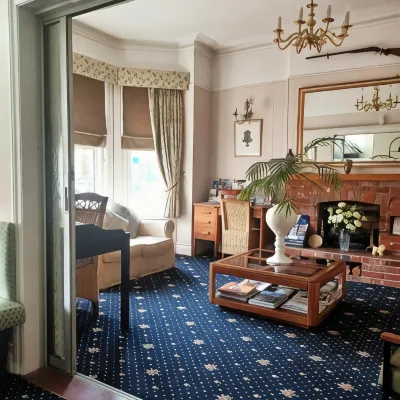 Hunters Lodge Guest House Hotels near Central Children's Library
