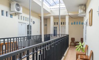 RedDoorz Syariah Near Grand Kota Bintang