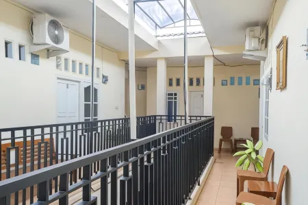 RedDoorz Syariah Near Grand Kota Bintang Отели в г. West Bekasi